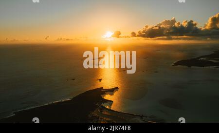 Luftaufnahme des Sonnenaufgangs über den Inseln Exuma, Bahamas Stockfoto