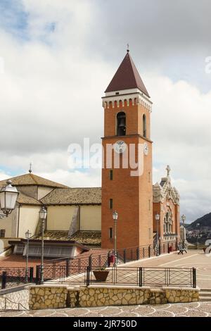 Rivisondoli - die Kirche von San Nicola di Bari Symbol des kleinen Dorfes - Abruzzen - Italien Stockfoto