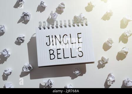 Textunterschrift mit Jingle Bells. Business Überblick berühmtestes traditionelles Weihnachtslied auf der ganzen Welt Notizpad mit wichtigen Informationen Stockfoto