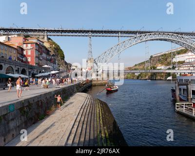 Ribeira-Viertel in Porto Portugal an einem Sommerabend mit dem Douro und der Luis-I-Brücke. Stockfoto