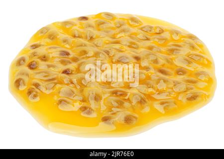 Passionsfrucht isoliert auf weißem Hintergrund, Schnittpfad, volle Schärfentiefe Stockfoto