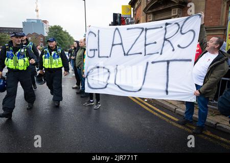 Manchester, Großbritannien. 22. August 2022. Man United-Fans erwarten den Beginn des marsches nach Old Trafford vor ihrem Spiel gegen Liverpool. Die Proteste gegen die Glasuren des Clubs gehen weiter. Kredit: Andy Barton/Alamy Live Nachrichten Stockfoto