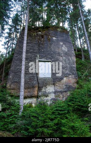 ***2013 DATEI FOTO*** der MUDr. Gedenktafel für Johann Hille und Antonin Richter, Doubice, Nationalpark Böhmische Schweiz (Ceske Svycarsko), Deci Stockfoto