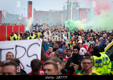 Manchester, Großbritannien. 22. August 2022. Man United-Fans kommen vor ihrem Spiel gegen Liverpool in Old Trafford an. Die Proteste gegen die Glasuren des Clubs gehen weiter. Kredit: Andy Barton/Alamy Live Nachrichten Stockfoto