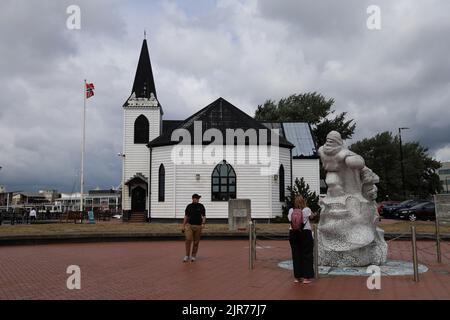 Norwegische Kirche und Skulptur von Scott at, Cardiff Bay, Sommer 2022. Nach Abschluss der Reparaturen. Antarctic 100 Denkmal. Von Jonathan Williams. Stockfoto