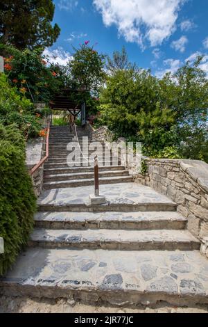 Verrückte Pflastertreppen am Eingang zur historischen Stätte des knossos Palastes auf der griechischen Insel kreta in der Nähe von heraklion, knossos Eingang zu den Baustellen-Stufen. Stockfoto