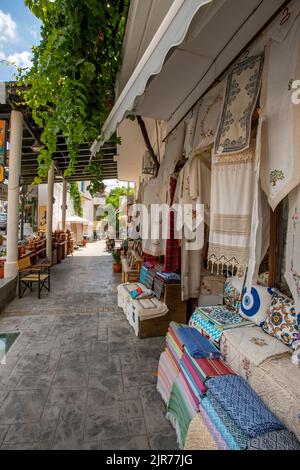 Leinenprodukte, Handtücher, Überwürfe, Bezüge und bestickte Waren werden in einem traditionellen griechischen Souvenirladen auf der Insel kreta in griechenland verkauft. Stockfoto