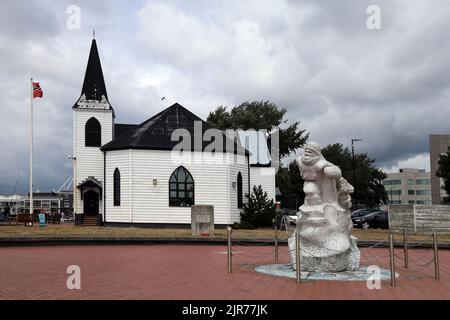 Norwegische Kirche und Skulptur von Scott at, Cardiff Bay, Sommer 2022. Nach Abschluss der Reparaturen. Antarctic 100 Denkmal. Von Jonathan Williams. Stockfoto