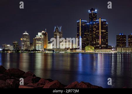 Die Skyline von Detroit, Michigan, zeigt ein beeindruckendes Bild, das man von Windsor, Ontario, über den Detroit River sieht. Stockfoto