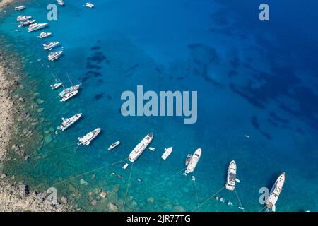 Drohnen Luftlandschaft Seesaat Luxusyachten an der Küste und unerkannte Menschen schwimmen entspannend. Sommerurlaub im Meer. Ayia Napa Zypern Stockfoto