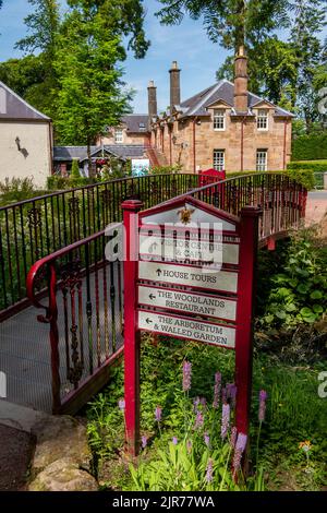 dumfries House Wegweiser für Touristen und Besucher mit einer Brücke über einen Bach auf dem Anwesen, palladian Manor House in ayrshire dumfries House Stockfoto