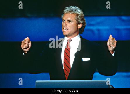 Der US-Kongressabgeordnete, Rep. Joseph Kennedy, hält die Nominierungsrede für Vizepräsident Al Gore für die Demokratische Nationalversammlung 1996 im United Center, 29. August 1996 in Chicago, Illinois. Stockfoto