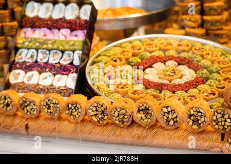 Kadayif traditionelle Ottomane und arabisches Dessert mit Zuckernudeln und Nüssen Füllung. Gebäck und türkische Baklava zum Verkauf Stockfoto