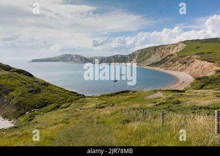 Weitwinkelansicht der atemberaubenden Worbarrow Bay an der Jurassic-Küste von Dorset, direkt neben Worbarrow Tout Stockfoto