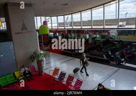 Roissy-en-France, Frankreich - 27. Juni 2022: Passagiere, die auf ihre Flüge innerhalb des Flughafens Roissy-Charles de Gaulle warten Stockfoto