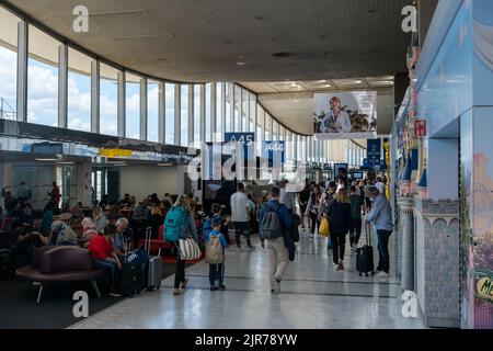 Roissy-en-France, Frankreich - 27. Juni 2022: Passagiere, die auf ihre Flüge innerhalb des Flughafens Roissy-Charles de Gaulle warten Stockfoto