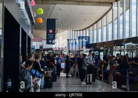 Roissy-en-France, Frankreich - 27. Juni 2022: Passagiere, die auf ihre Flüge innerhalb des Flughafens Roissy-Charles de Gaulle warten Stockfoto