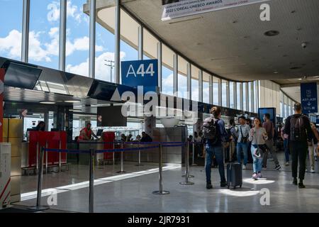 Roissy-en-France, Frankreich - 27. Juni 2022: Passagiere, die auf ihre Flüge innerhalb des Flughafens Roissy-Charles de Gaulle warten Stockfoto