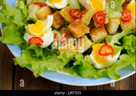 Salat Caesar mit Eiern, Chili Nahaufnahme Makro horizontal Stockfoto