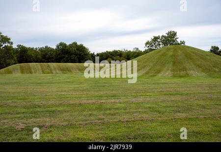 Prähistorische Indianer Gras bedeckt Erdarbeiten Grabhügel in Ohio Stockfoto