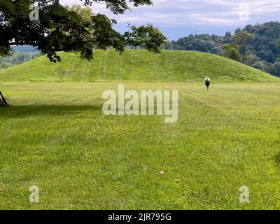 Person geht zu einem prähistorischen Grabhügel der Ureinwohner Amerikas in Ohio Stockfoto