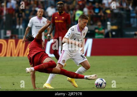 Rom, Italien. 22. August 2022. Santiago Ascacibar aus Cremonese, rechts, wird während des italienischen Fußballspiels der Serie A zwischen Roma und Cremonese im Olympiastadion von Rom von Chris Smalling, von AS Roma, herausgefordert. Quelle: Riccardo De Luca - Bilder Aktualisieren/Alamy Live News Stockfoto