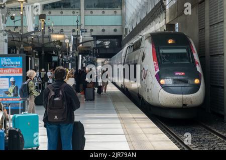 Roissy-en-France, Frankreich - 27. Juni 2022: TGV-Hochgeschwindigkeitszug fährt am Flughafen Paris-CDG in den Bahnhof ein Stockfoto