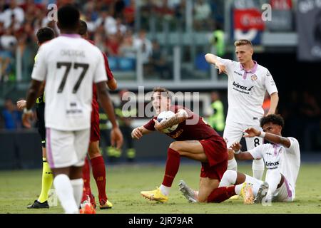 Rom, Italien. 22. August 2022. NicoloÕ Zaniolo von AS Roma, dritter von rechts, reagiert während des italienischen Fußballspiels der Serie A zwischen Roma und Cremonese im Olympiastadion von Rom. Roma besiegten Cremonesen 1-0. Quelle: Riccardo De Luca - Bilder Aktualisieren/Alamy Live News Stockfoto