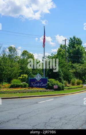 North East, MD, USA - 19. August 2022: Ein Schild am Eingang zur Stadt North East, in Cecil County, Maryland. Stockfoto