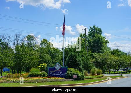 North East, MD, USA - 19. August 2022: Ein Schild am Eingang zur Stadt North East, in Cecil County, Maryland. Stockfoto