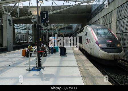 Roissy-en-France, Frankreich - 27. Juni 2022: TGV-Hochgeschwindigkeitszug fährt am Flughafen Paris-CDG in den Bahnhof ein Stockfoto