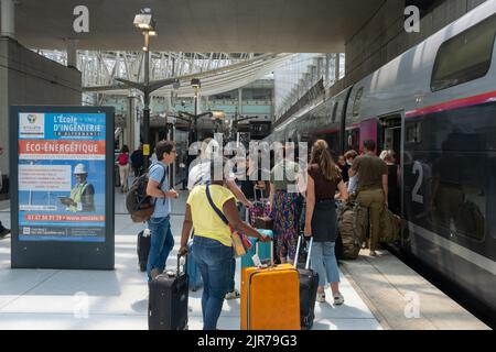 Roissy-en-France, Frankreich - 27. Juni 2022: Passagiere steigen am Bahnhof des Flughafens Paris-CDG in den TGV-Hochgeschwindigkeitszug ein Stockfoto