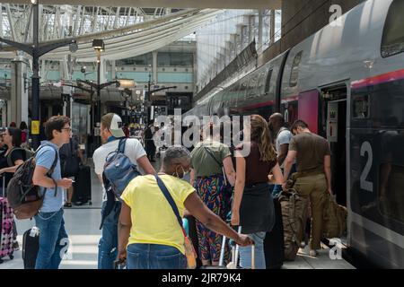 Roissy-en-France, Frankreich - 27. Juni 2022: Passagiere steigen am Bahnhof des Flughafens Paris-CDG in den TGV-Hochgeschwindigkeitszug ein Stockfoto