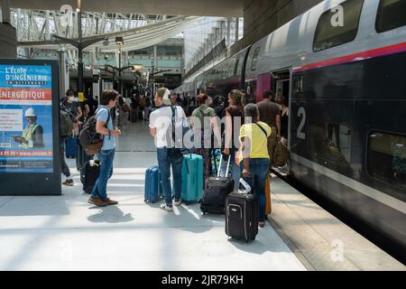 Roissy-en-France, Frankreich - 27. Juni 2022: Passagiere steigen am Bahnhof des Flughafens Paris-CDG in den TGV-Hochgeschwindigkeitszug ein Stockfoto