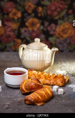 Frische hausgemachte Brötchen mit Tee auf dem Tisch Stockfoto