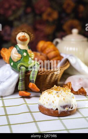 cinnabon-Brötchen mit Zimt und weißer Creme zu Hause auf dem Tisch Stockfoto