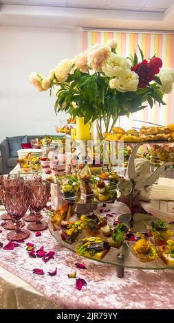 Catering-Tischset mit Snacks und verschiedenen Gerichten für den Urlaub Stockfoto