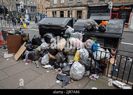 Mülltonnen in der Bread Street, die aufgrund von Arbeitskampfmaßnahmen der stadtratsmitarbeiter von Edinburgh überlaufen wurden. Edinburgh, Schottland, Großbritannien. Stockfoto