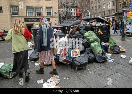 Im Grassmarket sind aufgrund von Arbeitskampfmaßnahmen der Mitarbeiter des stadtrats von Edinburgh Abfalleimer überlaufen. Edinburgh, Schottland, Großbritannien. Stockfoto