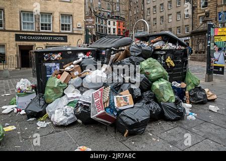 Im Grassmarket sind aufgrund von Arbeitskampfmaßnahmen der Mitarbeiter des stadtrats von Edinburgh Abfalleimer überlaufen. Edinburgh, Schottland, Großbritannien. Stockfoto