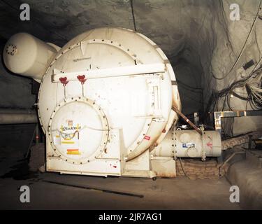 A850610 U12N NEBELREGEN LETZTE TASTE-UP JOHN ALLEN (PROJECT ENGINEER) MAR 27 85 EG&G/NTS PHOTO LAB VERÖFFENTLICHUNGSDATUM: 3/27/1985 BUTTON UP; EDGERTON, GERMESHAUSEN & GRIER; EG&G; EQUIPMENT & INSTRUMENTS; AUSRÜSTUNG (SNL); LETZTE TASTE-UP; INSTRUMENTE UND AUSRÜSTUNG; INSTRUMENTE UND AUSRÜSTUNG; LOCKHEED ROHR; NEBLIGER REGEN; NEBLIGER REGENTEST; N-TUNNEL; NEVADA; NEVADA-TESTGELÄNDE; NTS; KERNENERGIETECHNIK; KERNWAFFENTESTS; KERNWAFFENTESTS; ROHRE; PRÜFSTELLEN; TUNNEL; UGT; UNTERIRDISCH; UNTERIRDISCH; DRÄHTE UND KABEL; NEBLIGE REGENABBILDUNGEN MIT KNOPFABBILDUNGEN. 1972 - 2012. Energieministerium. Nati Stockfoto