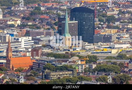 Blick in die Innenstadt mit der Grabeskirche, der St. Peter-Lutherischen Kirche, dem Sparkassenhochhaus und dem RWE-Turm im Stadtteil Dortmund, R Stockfoto