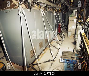 A850455 U12N NEBELREGEN DOD-NISCHEN/REGALE RONALD E. KITCHEN (PROJECT ENGINEER) MAR 27 85 EG&G/NTS PHOTO LAB VERÖFFENTLICHUNGSDATUM: 3/27/1985 NISCHE; DIGITALE NISCHE; DIGITALE GERÄTE; DOD-NISCHE; DOD-NISCHEN/REGALE; EDGERTON, GERMESHAUSEN & GRIER; EG&G; GERÄTE UND INSTRUMENTE; GERÄTE (SNL); INSTRUMENTE UND AUSRÜSTUNG; NEBELREGEN; NEBELREGNERTEST; NEVADA; NEVADA-TESTGELÄNDE; NTS; KERNENERGIETECHNIK; KERNWAFFENTESTS; KERNWAFFENTESTS; TESTSTANDORTE; UGT; UNTERIRDISCH; UNTERIRDISCH; DRÄHTE UND KABEL; NEBLIGE REGEN-DOD-NISCHEN/REGALE, HISTORISCHE BILDER. 1972 - 2012. Energieministerium. National Nuclear S Stockfoto