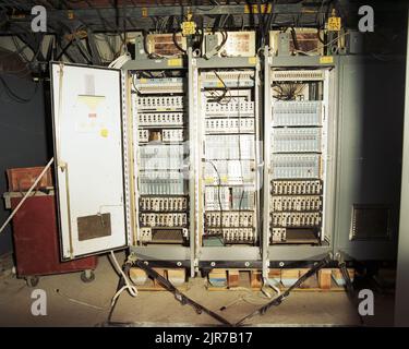 A850451 U12N NEBELREGEN DOD-NISCHEN/REGALE RONALD E. KITCHEN (PROJECT ENGINEER) MAR 27 85 EG&G/NTS PHOTO LAB VERÖFFENTLICHUNGSDATUM: 3/27/1985 NISCHE; DIGITALE NISCHE; DIGITALE GERÄTE; DOD-NISCHE; DOD-NISCHEN/REGALE; EDGERTON, GERMESHAUSEN & GRIER; EG&G; GERÄTE UND INSTRUMENTE; GERÄTE (SNL); INSTRUMENTE UND AUSRÜSTUNG; NEBELREGEN; NEBELREGNERTEST; NEVADA; NEVADA-TESTGELÄNDE; NTS; KERNENERGIETECHNIK; KERNWAFFENTESTS; KERNWAFFENTESTS; TESTSTANDORTE; UGT; UNTERIRDISCH; UNTERIRDISCH; DRÄHTE UND KABEL; NEBLIGE REGEN-DOD-NISCHEN/REGALE, HISTORISCHE BILDER. 1972 - 2012. Energieministerium. National Nuclear S Stockfoto