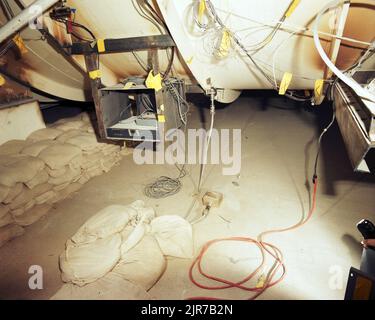 A850468 U12N NEBELREGEN DOD-NISCHEN/REGALE RONALD E. KITCHEN (PROJECT ENGINEER) MAR 27 85 EG&G/NTS PHOTO LAB VERÖFFENTLICHUNGSDATUM: 3/27/1985 NISCHE; DIGITALE NISCHE; DIGITALE GERÄTE; DOD-NISCHE; DOD-NISCHEN/REGALE; EDGERTON, GERMESHAUSEN & GRIER; EG&G; GERÄTE UND INSTRUMENTE; GERÄTE (SNL); INSTRUMENTE UND AUSRÜSTUNG; NEBELREGEN; NEBELREGNERTEST; NEVADA; NEVADA-TESTGELÄNDE; NTS; KERNENERGIETECHNIK; KERNWAFFENTESTS; KERNWAFFENTESTS; TESTSTANDORTE; UGT; UNTERIRDISCH; UNTERIRDISCH; DRÄHTE UND KABEL; NEBLIGE REGEN-DOD-NISCHEN/REGALE, HISTORISCHE BILDER. 1972 - 2012. Energieministerium. National Nuclear S Stockfoto