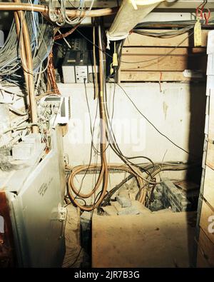 A850488 U12N NEBELREGENSTREUSTATION JOHN ALLEN (PROJECT ENGINEER) MAR 27 85 EG&G/NTS PHOTO LAB VERÖFFENTLICHUNGSDATUM: 3/27/1985 EDGERTON, GERMESHAUSEN & GRIER; EG&G; EQUIPMENT; EQUIPMENT & INSTRUMENTS; AUSRÜSTUNG (SNL); INSTRUMENTE; INSTRUMENTE UND GERÄTE; INSTRUMENTE UND GERÄTE; NEBLIGER REGEN; NEBELREGENTEST; N-TUNNEL; NEVADA; NEVADA-TESTGELÄNDE; NTS; KERNENERGIETECHNIK; KERNWAFFENTESTS; KERNWAFFENTESTS; ROHRE; STREUNISCHE; STREUSTATION; TESTSTANDORTE; TUNNEL; UGT; UNTERIRDISCH; UNTERIRDISCHE TESTS; NEBLIGE REGENSTREUUNGSSTATIONEN, HISTORISCHE BILDER. 1972 - 2012. Energieministerium. Natio Stockfoto