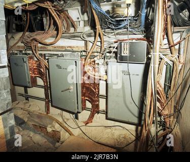 A850486 U12N NEBELREGENSTREUSTATION JOHN ALLEN (PROJECT ENGINEER) MAR 27 85 EG&G/NTS PHOTO LAB VERÖFFENTLICHUNGSDATUM: 3/27/1985 EDGERTON, GERMESHAUSEN & GRIER; EG&G; EQUIPMENT; EQUIPMENT & INSTRUMENTS; AUSRÜSTUNG (SNL); INSTRUMENTE; INSTRUMENTE UND GERÄTE; INSTRUMENTE UND GERÄTE; NEBLIGER REGEN; NEBELREGENTEST; N-TUNNEL; NEVADA; NEVADA-TESTGELÄNDE; NTS; KERNENERGIETECHNIK; KERNWAFFENTESTS; KERNWAFFENTESTS; ROHRE; STREUNISCHE; STREUSTATION; TESTSTANDORTE; TUNNEL; UGT; UNTERIRDISCH; UNTERIRDISCHE TESTS; NEBLIGE REGENSTREUUNGSSTATIONEN, HISTORISCHE BILDER. 1972 - 2012. Energieministerium. Natio Stockfoto