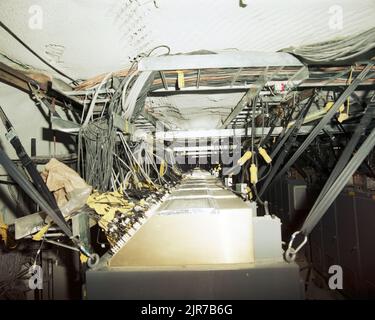 A850444 U12N NEBELREGEN DOD-NISCHEN/REGALE RONALD E. KITCHEN (PROJECT ENGINEER) MAR 27 85 EG&G/NTS PHOTO LAB VERÖFFENTLICHUNGSDATUM: 3/27/1985 NISCHE; DIGITALE NISCHE; DIGITALE GERÄTE; DOD-NISCHE; DOD-NISCHEN/REGALE; EDGERTON, GERMESHAUSEN & GRIER; EG&G; GERÄTE UND INSTRUMENTE; GERÄTE (SNL); INSTRUMENTE UND AUSRÜSTUNG; NEBELREGEN; NEBELREGNERTEST; NEVADA; NEVADA-TESTGELÄNDE; NTS; KERNENERGIETECHNIK; KERNWAFFENTESTS; KERNWAFFENTESTS; TESTSTANDORTE; UGT; UNTERIRDISCH; UNTERIRDISCH; DRÄHTE UND KABEL; NEBLIGE REGEN-DOD-NISCHEN/REGALE, HISTORISCHE BILDER. 1972 - 2012. Energieministerium. National Nuclear S Stockfoto