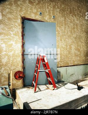 A850398 SAFEGUARD ABLE & BAKER SITES EVERETT (PROJECT ENGINEER) MAR 26 85 EG&G/NTS PHOTO LAB VERÖFFENTLICHUNGSDATUM: 3/26/1985 ABLE & BAKER SITES; AREA 27; AREA 27 SAFEGUARD; DOOR; DOORS; EDGERTON, GERMESHAUSEN & GRIER; EG&G; AUSRÜSTUNG UND EINRICHTUNGEN; AUSRÜSTUNG UND EINRICHTUNGEN (SNL); AUSRÜSTUNG (SNL); EINRICHTUNGEN (SNL); NEVADA; NEVADA TESTGELÄNDE; NTS; KERNENERGIETECHNIK; KERNWAFFENTESTS; SCHUTZMASSNAHMEN; SANDIA-ANLAGEN; SICHERHEIT; SICHERHEITSMASSNAHMEN; ÜBERWACHUNGSSYSTEME; TESTSTANDORTE; UGT; UNTERIRDISCHE TESTS; ABSICHERBARE/BAKER-STANDORTE HISTORISCHE BILDER. 1972 - 2012. Energieministerium. National Nucl Stockfoto