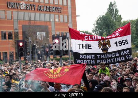 Manchester, Großbritannien. 22. August 2022. Man Utd-Fans protestieren vor dem Spiel in Liverpool in Old Trafford. Die Proteste begannen im Tollgate Pub in Old Trafford und gingen zu Boden. Die Fans von Manchester United drängen die Besitzer des Clubs, die Familie Glazer, den Club sofort zu verkaufen, nach neun Jahren und ohne einen Titel in der Premier League. Die amerikanische Familie ist bei Old Trafford unbeliebt, seit Malcolm Glazer, der 2014 starb, im September 2003 Anteile an dem Club kaufte. Manchester United hat am Montagnachmittag ein geplantes Vorspiel-Meeting im Lowry Hotel in Salford abgesagt Stockfoto